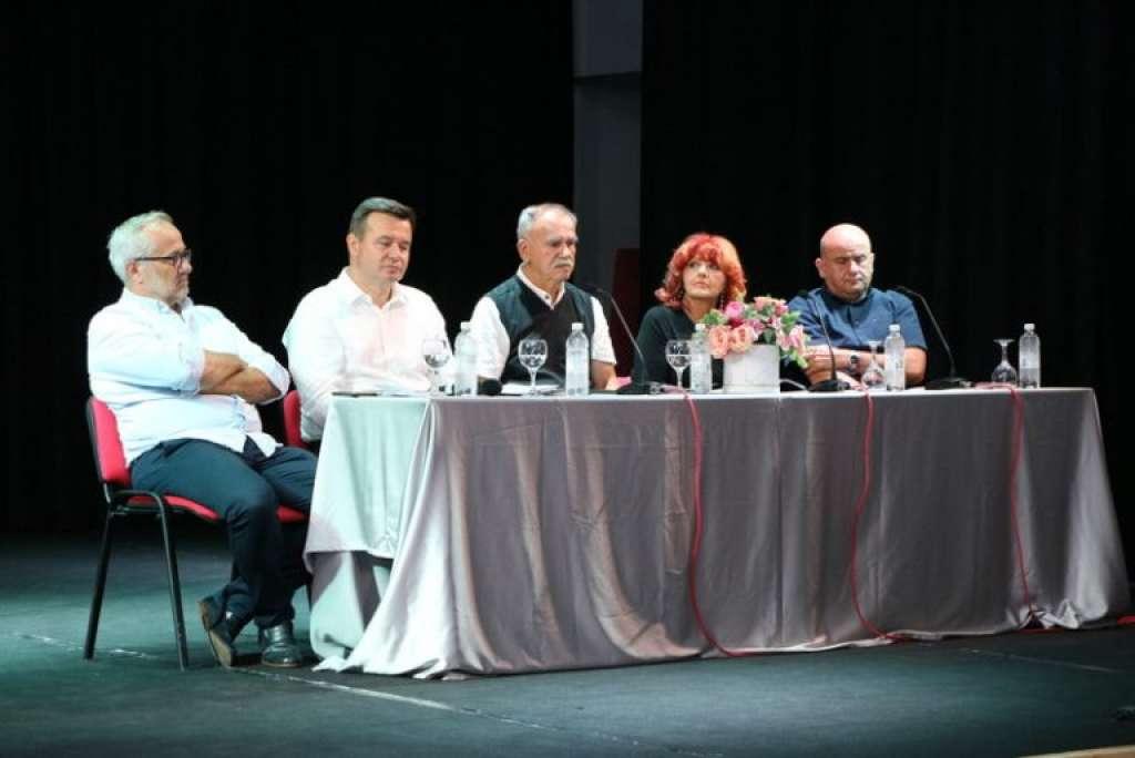 Ljudi koji bljuje u vatru.jpg