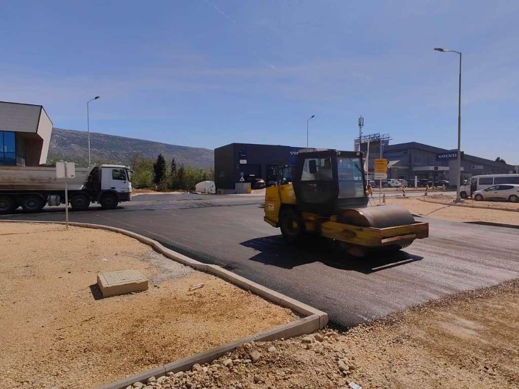 Počelo postavljanje završnog sloja asfalta na prometnici u Rodoču