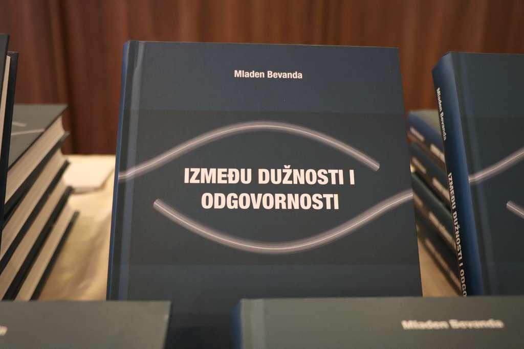 U Mostaru predstavljena knjiga 'Između dužnosti i odgovornosti' akademika Mladena Bevande | Radiotelevizija Herceg-Bosne