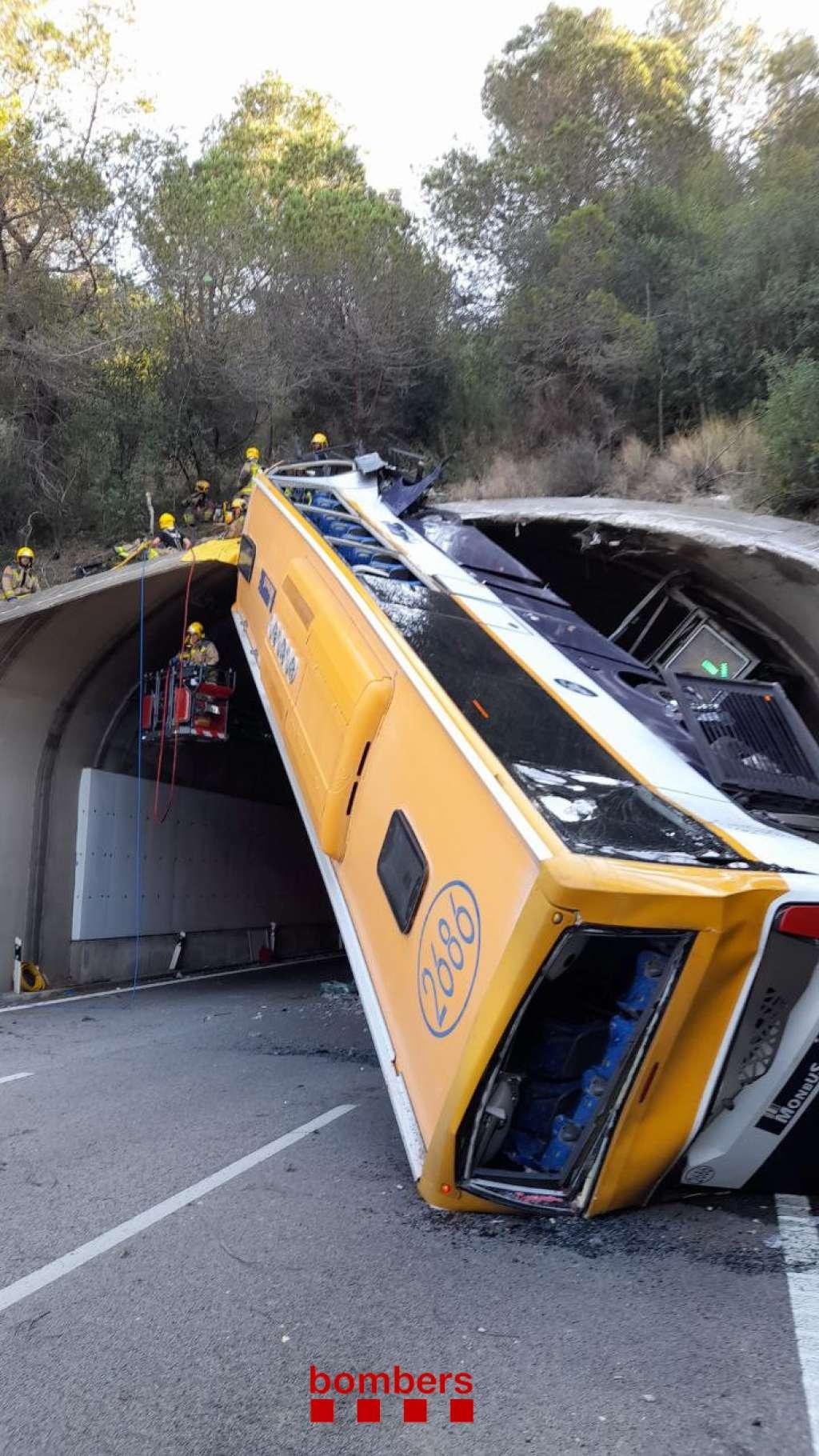 autobus zapeo na izlazu iz tunela