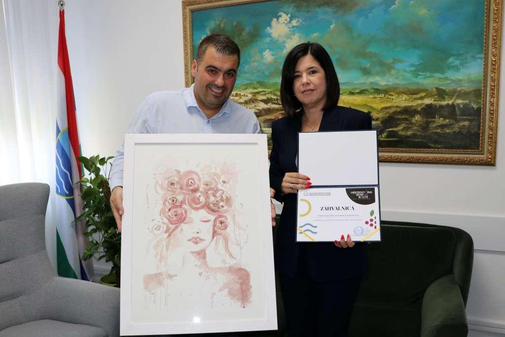 Predsjednici Vlade HNŽ-a uručena zahvalnica za potporu Festivalu vinske ceste