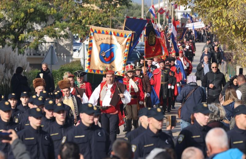 Mimohodom i polaganjem vijenaca u Škabrnji obilježena 33. obljetnica stradanja