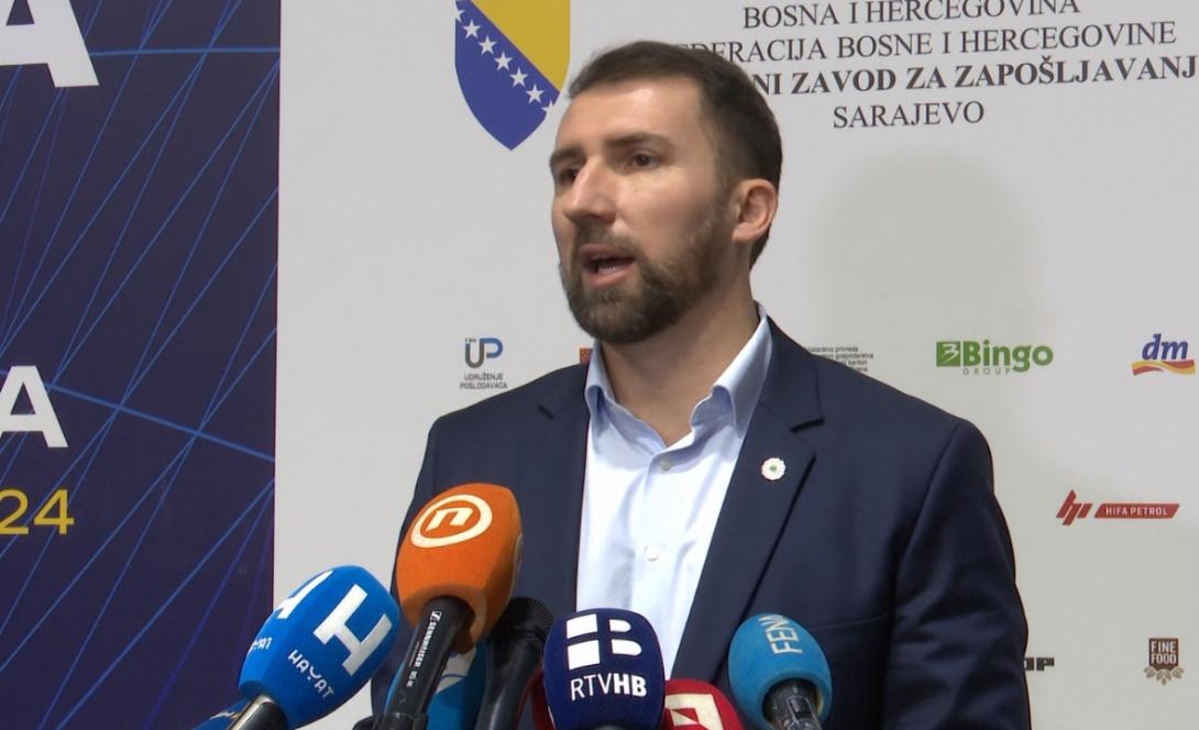 gledaj sebi posla.png