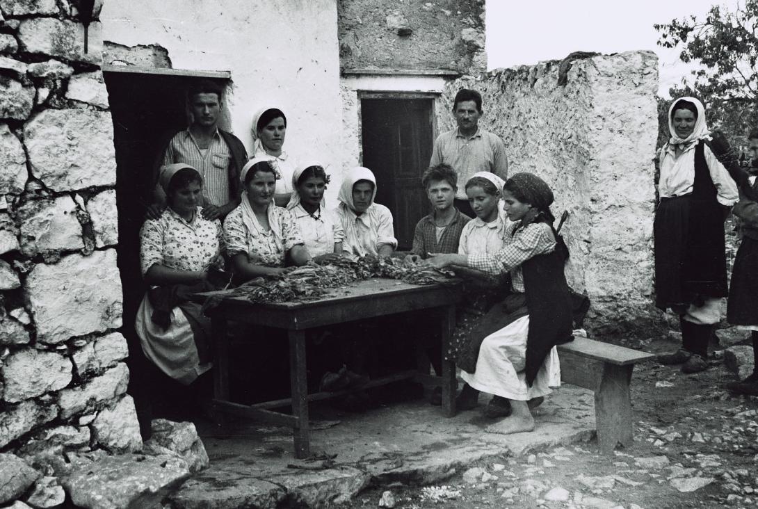 Hercegovačka obitelj, negdje u Širokom Brijegu. BiH – AŽSUBDMŠB, Zbirka fotografija fra Brune Adamčika 1943.-1944.| Ustupljena fotografija 