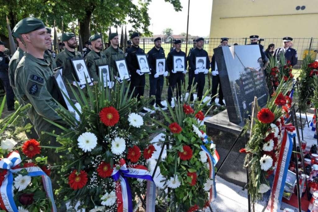 34. obljetnica ubojstva 12 hrvatskih redarstvenika u Borovu nedaleko Vukovara