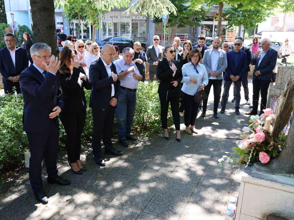 Položeno cvijeće kod spomenika Antuna Branka Šimića