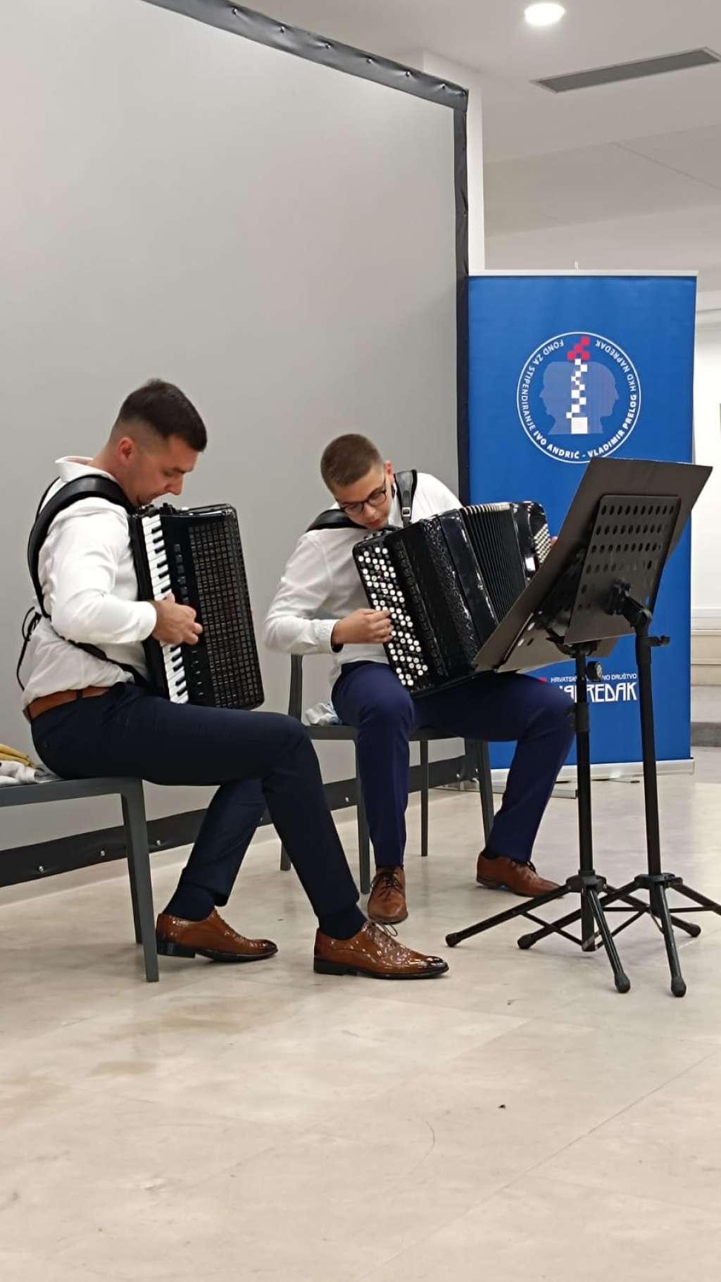 HARMONIKA