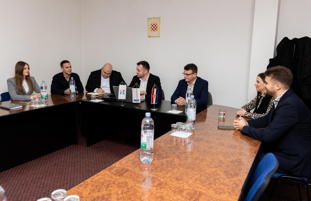 U Orašju održana IV. redovita sjednica Predsjedništva Mladeži HDZ BiH_ Završne pripreme za humanitarni turnir _Srcem za Marka Oršolića_ i Božićni domjenak na Vlašiću2.jpg