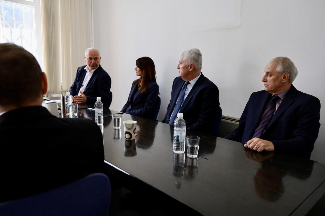 Predsjednik Hrvatske demokratske zajednice Bosne i Hercegovine dr. Dragan Čović i dopredsjednica HDZ-a BiH Darijana Filipović održali su danas u Tuzli sastanak s Predsjedništvom Županijskog odbora HDZ-a BiH Soli, predvođenim predsjednikom Matom Matijeviće
