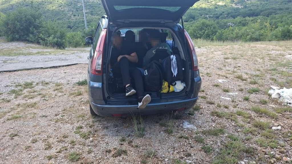 Na području Livna i Gruda spriječena dva slučaja krijumčarenja migranata, uhićene četiri osobe