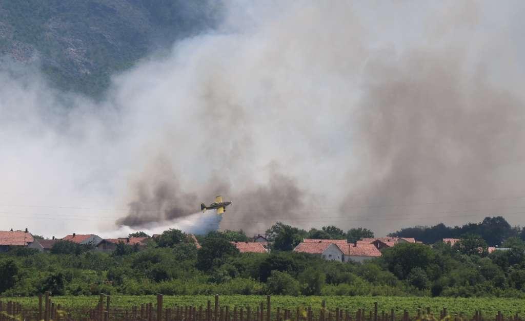Veliki požari u Hercegovini: Požar iz Hrvatske proširio se u BiH, spašavaju se kuće