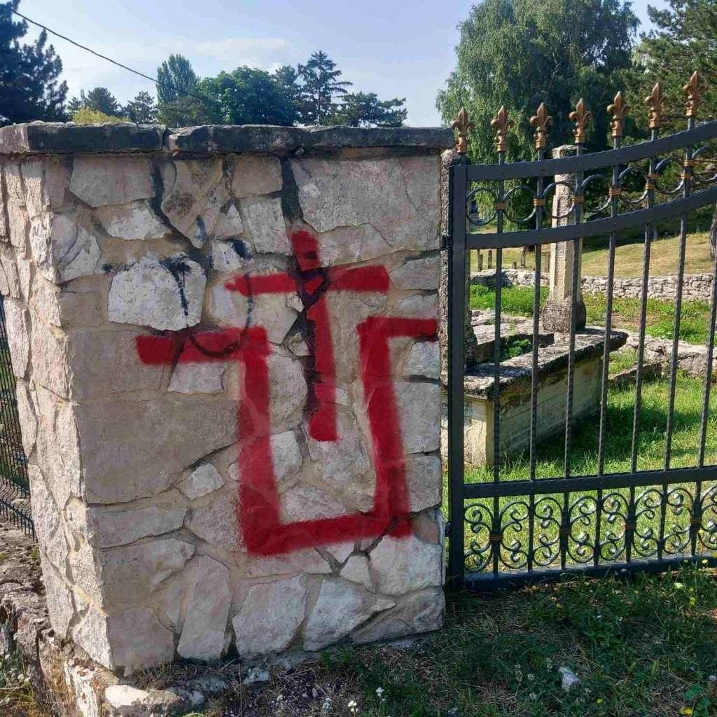 MUP HBŽ-a poduzima mjere zbog grafita na mezarju u Livnu